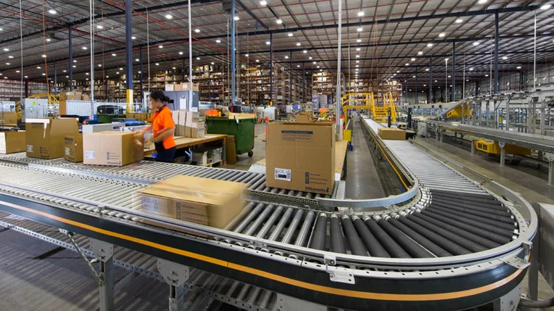 Máquina industrial con cintas en operación