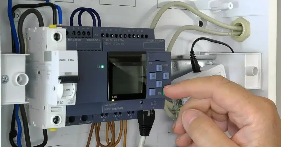 PLC Allen-Bradley en carril DIN