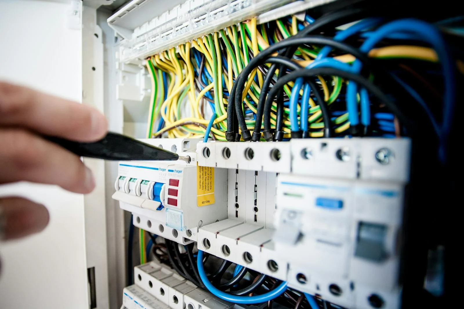 Cuadro eléctrico industrial con variador y protecciones tras la instalación